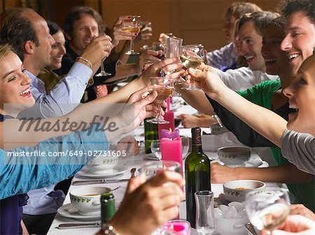 Leute Toasten ihre Gläser beim Abendessen