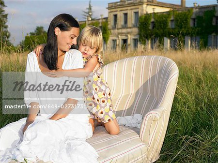 Mère et fille sur le canapé dans un champ