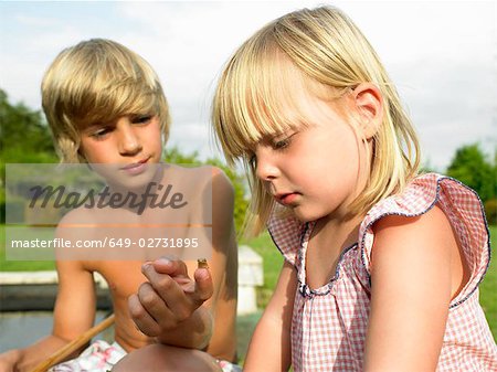 Enfants regardant un têtard