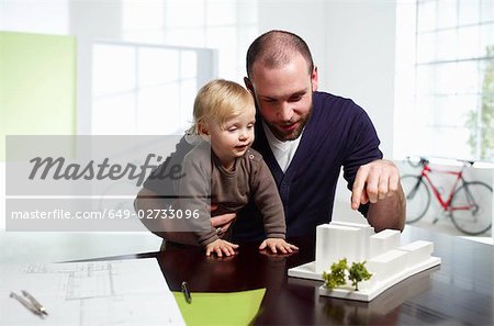 Architecte mâle avec bébé