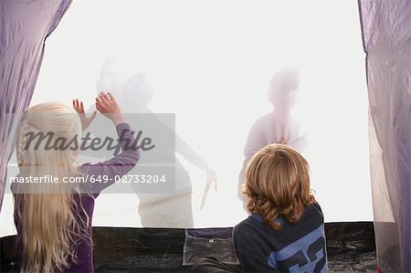Enfants faisant des ombres sur la tente