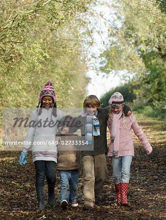 Enfants marchant sur le chemin de campagne