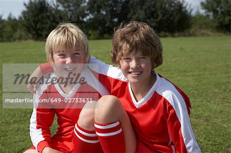 Deux jeunes footballeurs