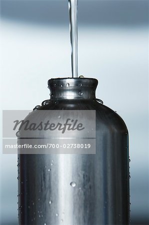 Wasser gießen in wiederverwendbare Wasserflasche