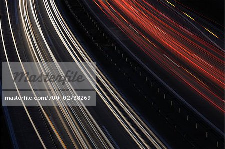 Lumières des stries sur la route pendant la nuit, Wurtzbourg, Bavière, Allemagne