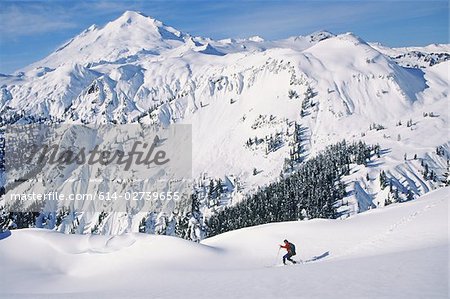 Homme ski de randonnée au point de l'artiste