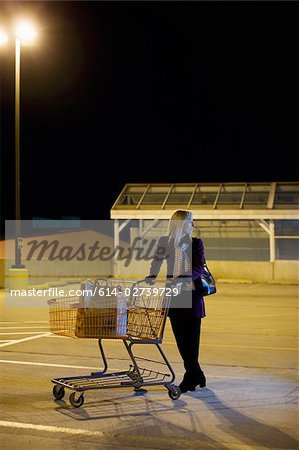 Frau allein auf Supermarkt-Parkplatz