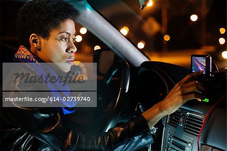 Femme utilisant sat nav