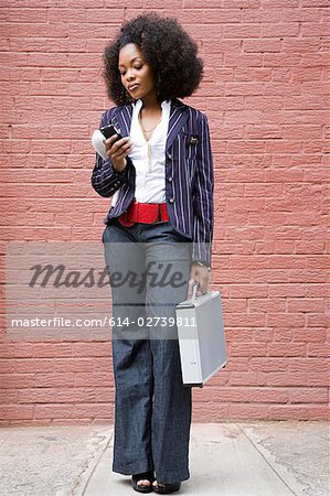 Stilvolle Frau mit Handy