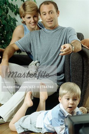 Famille, regarder la télévision ensemble, pointant vers l'homme