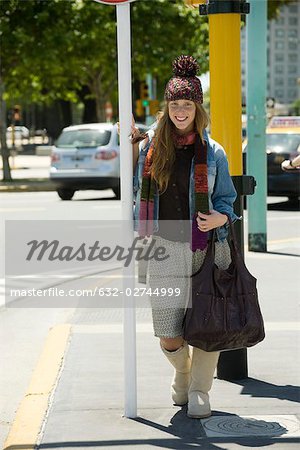 Junge Frau in trendige Kleidung stehen am Bürgersteig, in voller Länge-Porträt