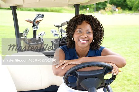Porträt der Frau im Golf-Cart