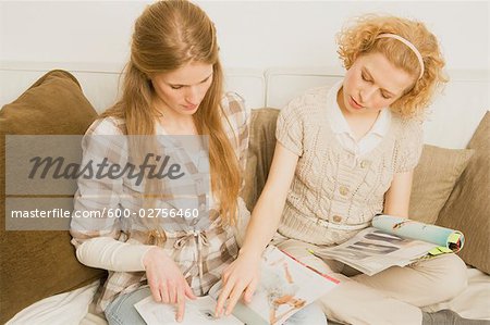Deux femmes lisant des revues