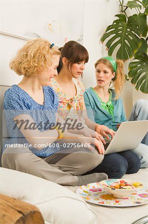 Femme assise sur le canapé le chat