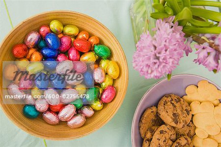 Bol de chocolat oeufs de Pâques et bol de biscuits