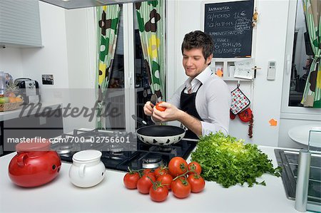 Mann in der Küche kochen Abendessen