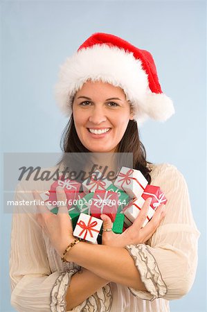 Femme portant Bonnet et tenant des cadeaux de Noël miniatures