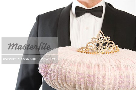 Butler hält eine Tiara auf einem Kissen