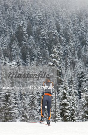 Backview de femme Cross Country Ski, Whistler, Colombie-Britannique, Canada
