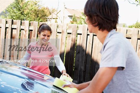 Frau und Teenager-Sohn-Auto waschen