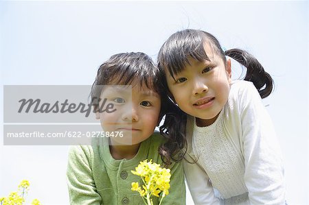 Enfants debout ensemble et regarder la caméra