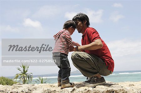 Vater und Sohn zusammen am Strand