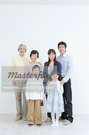 Famille asiatique debout ensemble