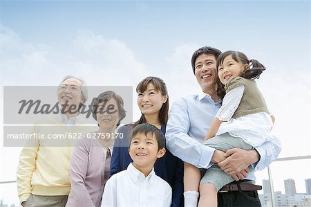 Asiatische Familie beieinander stehen
