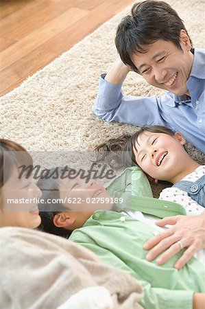 Parents avec leurs enfants se trouvant sur le tapis