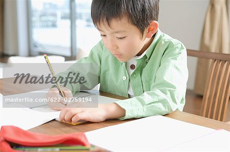 Japanische Junge seine Hausaufgaben