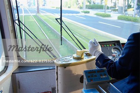 Fahrer in der Straßenbahn auf Kyushu, Präfektur Kagoshima, Japan