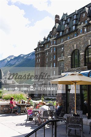 Café en plein air à Banff au Canada