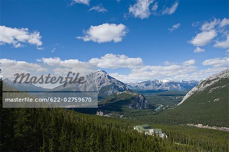 Chaîne de montagnes sur fond de ciel nuageux en Alberta, Canada