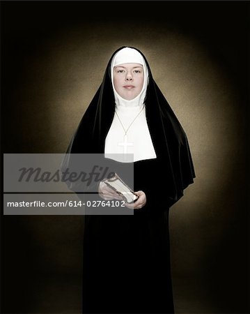 Porträt einer Nonne, die eine Bibel