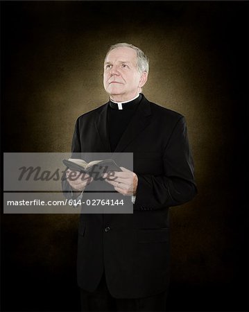 Portrait d'un prêtre tenant une bible