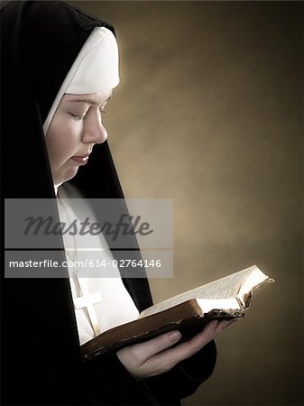 Une religieuse lisant une bible