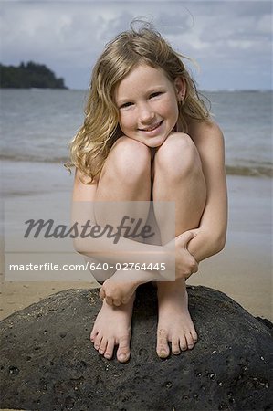 Photo libre de droit de Portrait Dune Petite Fille Assise Sur Le