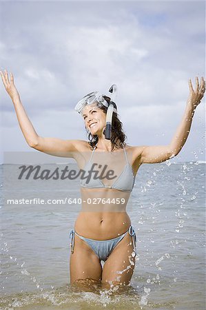 Nahaufnahme einer Frau im Wasser planschen