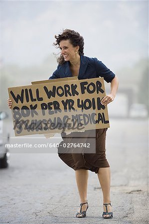 Jeune femme tenant une pancarte besoin d'aide