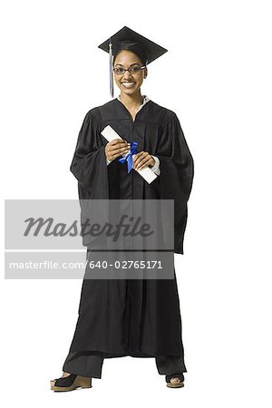 Femme en robe de graduation et signe vide avec diplôme
