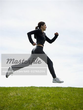 Voir le profil:: femme jogging sur herbe