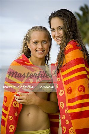 Porträt von zwei Weibliche Teenager in Handtücher eingewickelt