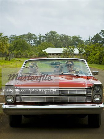 Trois jeunes femmes voyageant dans une voiture