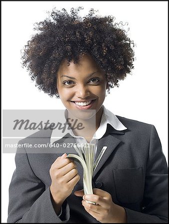 Portrait d'une femme d'affaires détenant le papier-monnaie