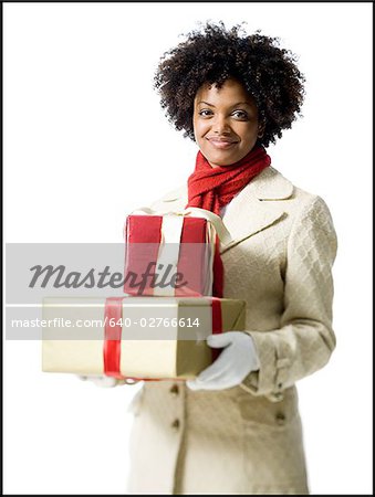 Portrait d'une jeune femme tenant des coffrets cadeaux