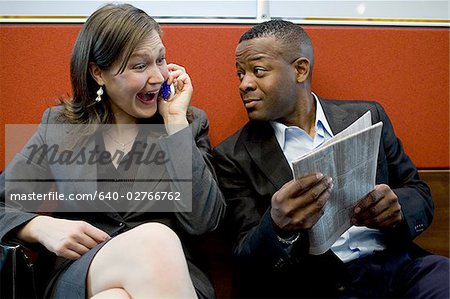 Homme d'affaires et une femme lisant un journal