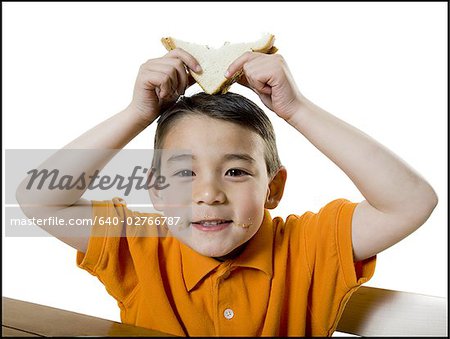 Portrait d'un garçon mangeant un sandwich