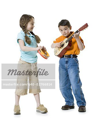 Bildnis eines Knaben, Gitarre zu spielen, mit einem Mädchen neben ihm stehend