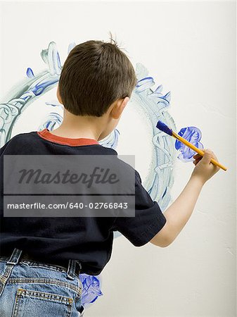 Portrait d'un garçon de peinture sur un mur