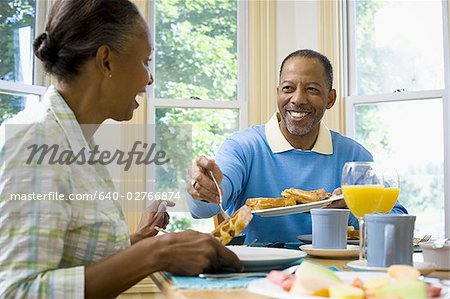 Älterer und Alter Frau frühstücken